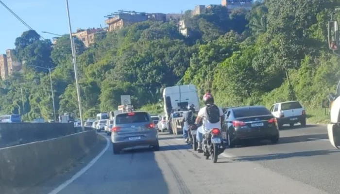 Colisão entre moto e caminhão deixa trânsito lento na BR-324.- Foto; Reprodução