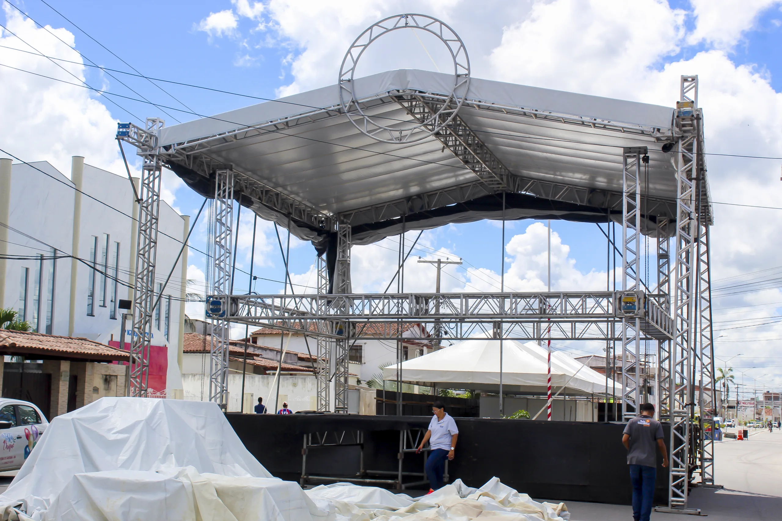 Estrutura do palco onde acontecem os shows já está sendo montada - Foto: Fala Genefax