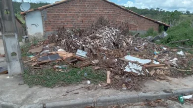 Lixo acumulado nas ruas do distrito de Buracica, em Teodoro Sampaio — Foto: Arquivo pessoal