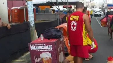 Confusão que deixou o homem machucado no chão ocorreu no primeiro dia do Carnaval de Salvador. Divulgação: Reprodução/TV Bahia