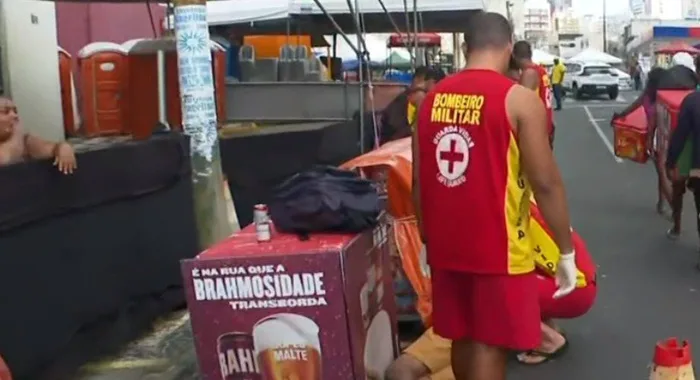 Confusão que deixou o homem machucado no chão ocorreu no primeiro dia do Carnaval de Salvador. Divulgação: Reprodução/TV Bahia