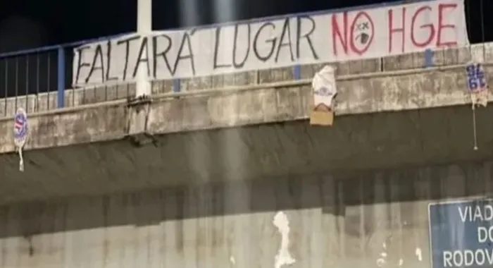 Faixa ameaçadora foi colocada na madrugada por supostos torcedores do Vitória - Foto: Reprodução