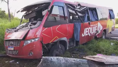 Micro-ônibus que transportava pacientes de Jequié ficou com frente destruída após acidente com feridos na Bahia — Foto: Reprodução/TV Bahia