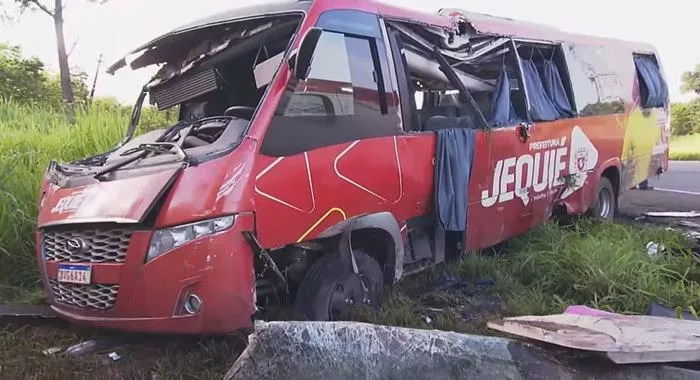 Micro-ônibus que transportava pacientes de Jequié ficou com frente destruída após acidente com feridos na Bahia — Foto: Reprodução/TV Bahia