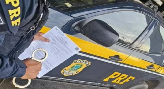 Procurado da justiça por tráfico de drogas e posse irregular de arma de fogo é preso na BR-324- Foto: Reprodução/ Nucom PRF