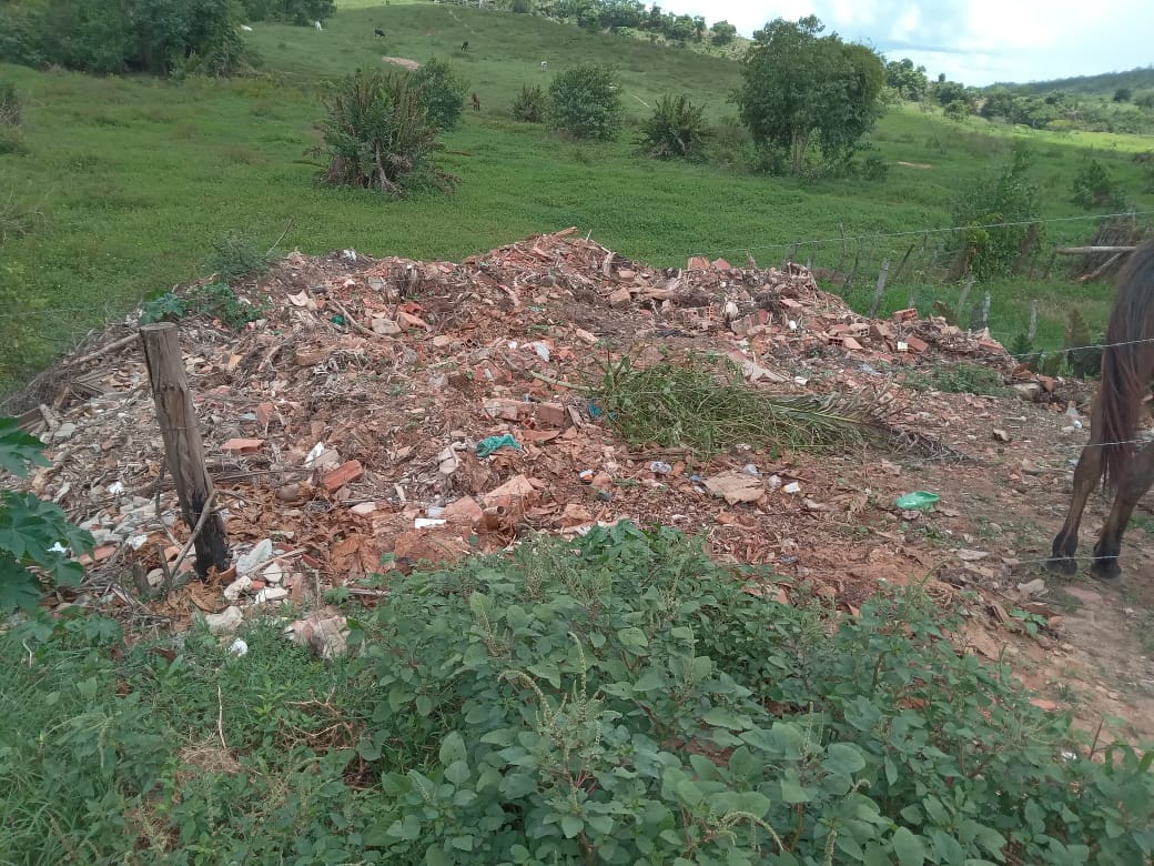 Lixo acumulado nas ruas do distrito de Buracica, em Teodoro Sampaio — Foto: Arquivo pessoal