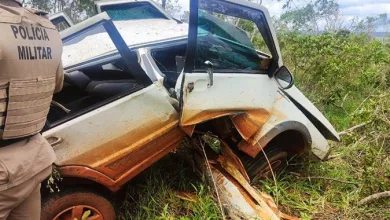 Motorista ficou ferido após carro capotar e bater em árvore. Foto: Divulgação/CIPRv