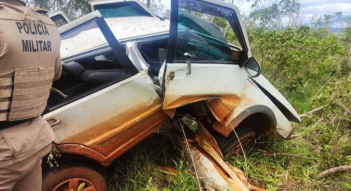 Motorista ficou ferido após carro capotar e bater em árvore. Foto: Divulgação/CIPRv