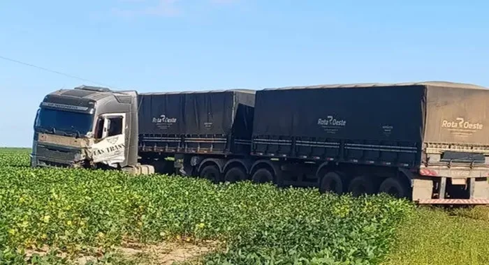 Colisão entre carro de passeio e carreta deixa duas pessoas mortas e uma ferida- Foto: Reprodução/ Blog do Sigi Vilares