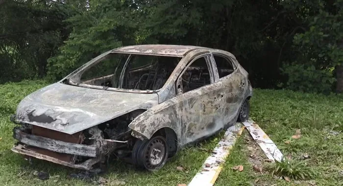 Corpo foi encontrado em carro queimado — Foto: Reprodução/TV Santa Cruz