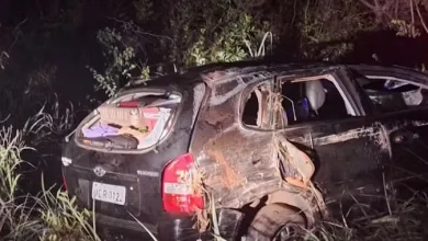 Três pessoas, entre elas uma criança de cinco anos, morreram após o carro em que elas estavam capotar na BA-463, no oeste da Bahia — Foto: Reprodução/TV Oeste