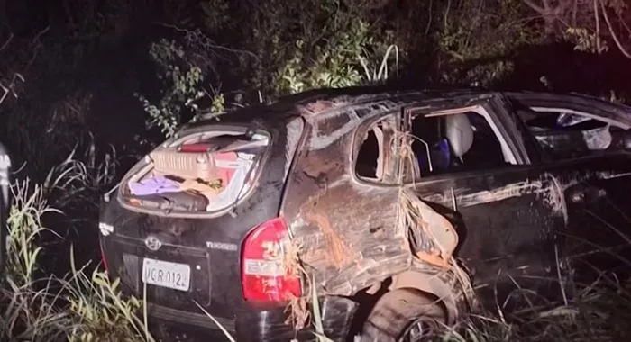 Três pessoas, entre elas uma criança de cinco anos, morreram após o carro em que elas estavam capotar na BA-463, no oeste da Bahia — Foto: Reprodução/TV Oeste