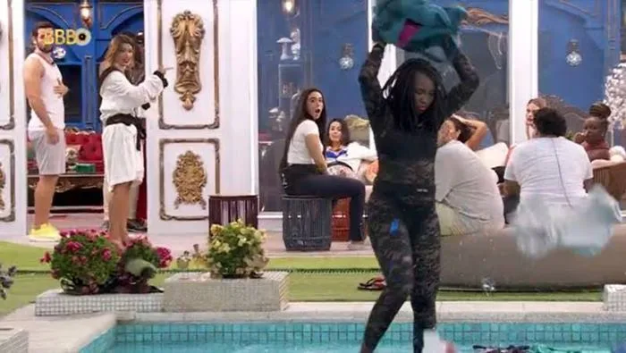 BBB 24: Leidy Elin joga roupas do Davi na piscina durante briga - Foto: Reprodução/Globo