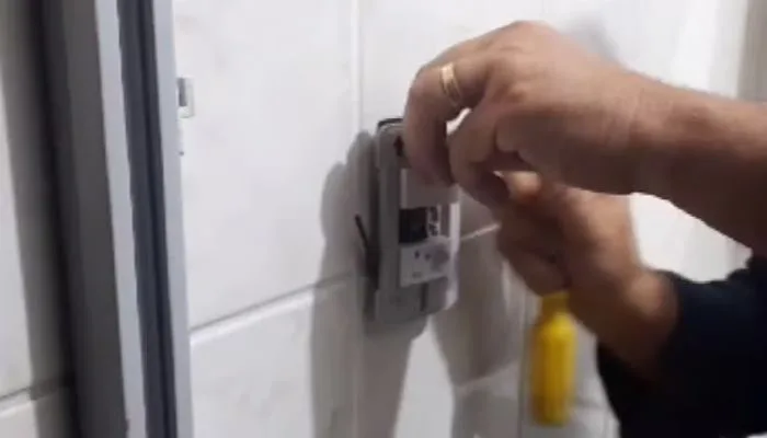 Câmera de segurança instalada dentro de tomada em banheiro — Foto: Reprodução/EPTV