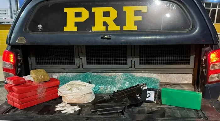 PRF prende mulher com submetralhadora e drogas em ônibus em Feira de Santana- Foto: Reprodução/ Nucom PRF