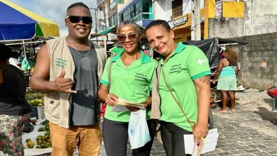 Agentes de Combate a Endemias de Amélia Rodrigues realizam ação de conscientização sobre a dengue na Feira Livre - Foto: Reprodução/Ascom Amélia Rodrigues