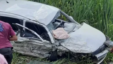 Idoso morre e cinco pessoas ficam feridas após dois carros baterem de frente no sul da Bahia — Foto: Reprodução/Redes Sociais