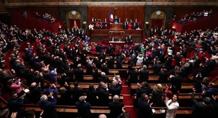 Assembleia Nacional e Senado, em sessão conjunta, aprovaram a mudança por ampla margem: 780 a 72 - Foto: Emmanuel Dunand | AFP