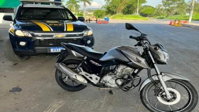 PRF recupera motocicleta furtada que era transportada no bagageiro de um ônibus- Foto: Reprodução/ Nucom PRF