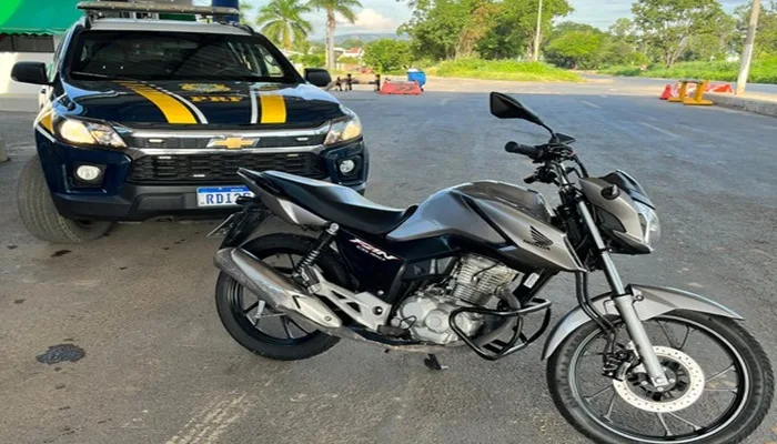 PRF recupera motocicleta furtada que era transportada no bagageiro de um ônibus- Foto: Reprodução/ Nucom PRF