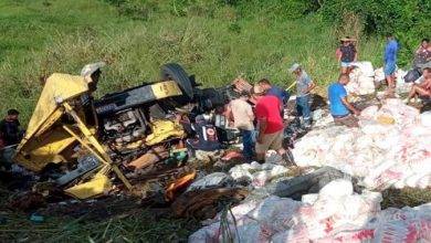 Caminhão cai em ribanceira na BR-101; resgate de motorista dura mais de uma hora- Foto: Reprodução