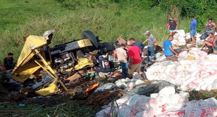 Caminhão cai em ribanceira na BR-101; resgate de motorista dura mais de uma hora- Foto: Reprodução