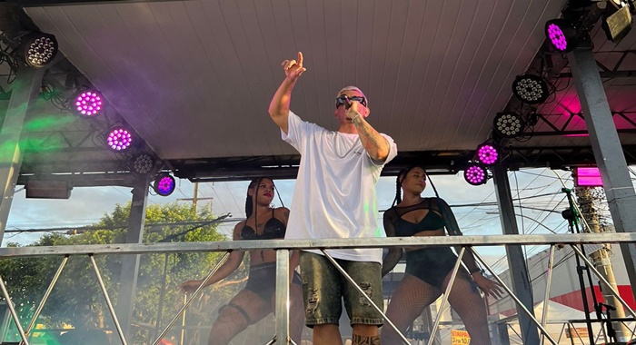 MC Culpado agita público no micareta de Feira de Santana 2024- Foto: Divulgação