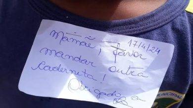 Professora grampeia bilhete em camisa de criança de 5 anos — Foto: Jennifer Kelly Silva