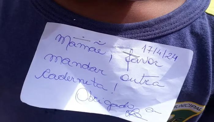 Professora grampeia bilhete em camisa de criança de 5 anos — Foto: Jennifer Kelly Silva