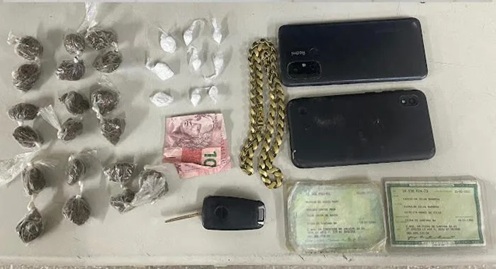 Dupla é presa por tráfico e drogas são apreendidas pela PM em Conceição do Jacuípe - Foto: Reprodução
