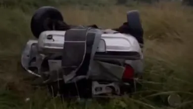 Carro capotou diversas vezes e motorista foi arremessado para fora da pista — Foto: Giro Ipiaú