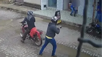 Dupla tenta executar homem em frente a mercado - Foto: Reprodução