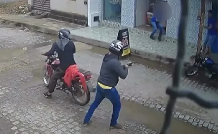 Dupla tenta executar homem em frente a mercado - Foto: Reprodução