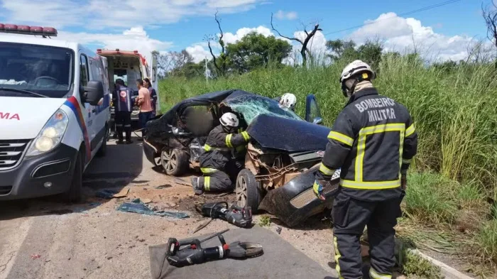 Duas mulheres morrem em acidente de carro — Foto: Corpo de Bombeiros