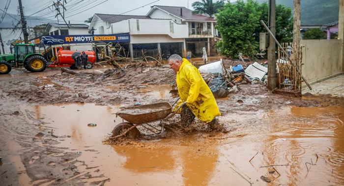 Parte da tragédia no Rio Grande do Sul foi causada por ação humana- Foto: Reprodução/REUTERS/Adriano Machado