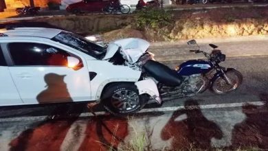 Mulher morre e outra fica ferida após motocicleta ser atingida na traseira por carro - Foto: Reprodução/ Redes Sociais