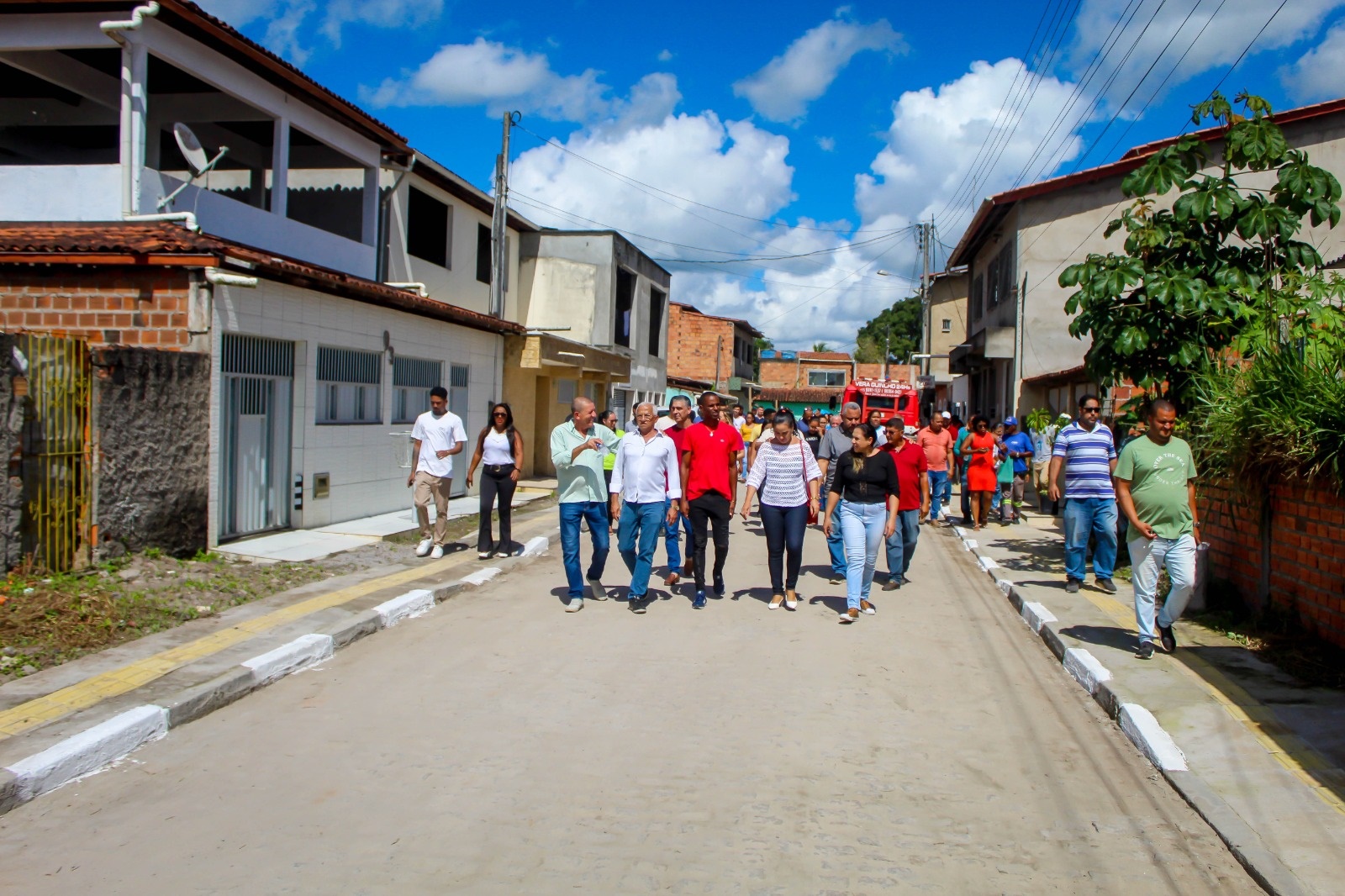 Prefeito João Bahia entrega diversas ruas pavimentadas no bairro do Itapicuru, em Amélia Rodrigues - Foto: Fala Genefax