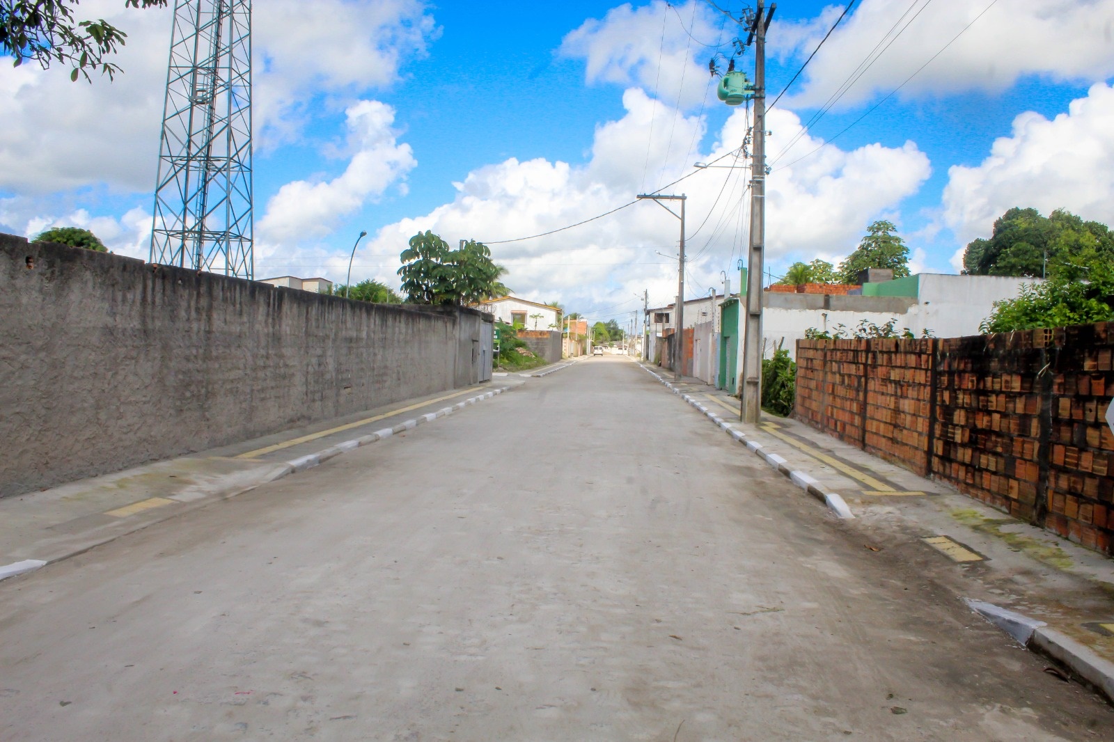 Prefeito João Bahia entrega diversas ruas pavimentadas no bairro do Itapicuru, em Amélia Rodrigues - Foto: Fala Genefax