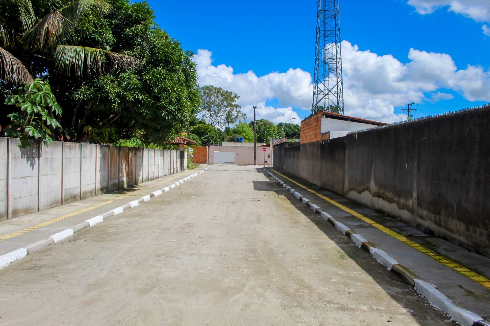 Prefeito João Bahia entrega diversas ruas pavimentadas no bairro do Itapicuru, em Amélia Rodrigues - Foto: Fala Genefax