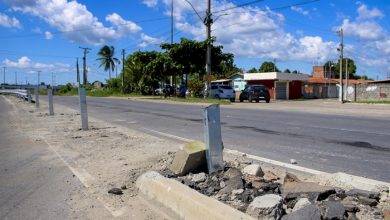 Parte dos guardrails que estavam impedindo a passagem dos pedestres foram removidos pelos moradores - Foto: Fala Genefax