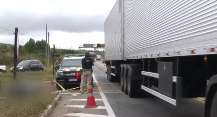 Acidente aconteceu nesta sexta-feira (31), na BR-116, no trecho da cidade de Vitória da Conquista. — Foto: Reprodução/TV Sudoeste