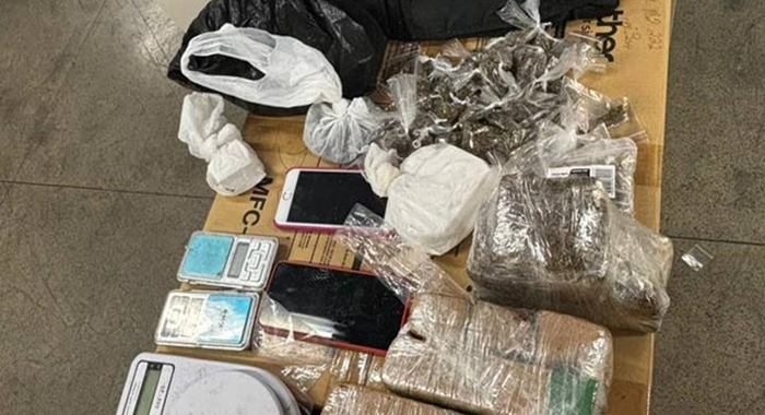 Suspeitos de tráfico de drogas são presos por PMs em Feira de Santana- Foto: Reprodução / SSP