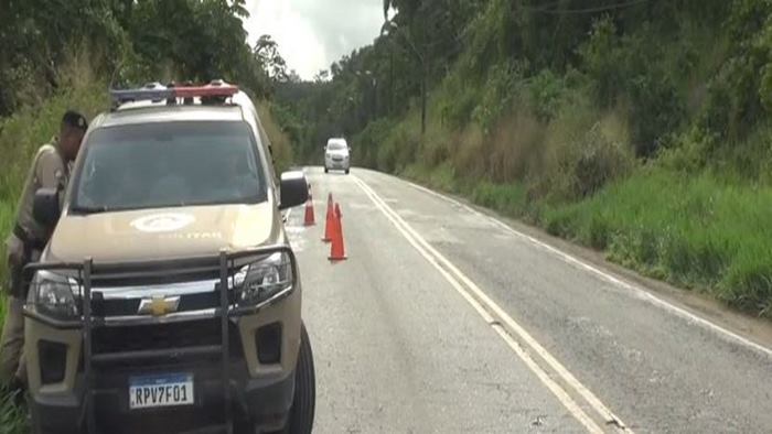 O homem foi encontrado morto e com marcas de tiros na manhã desta terça-feira (4)- Foto: Reprodução/Record Bahia