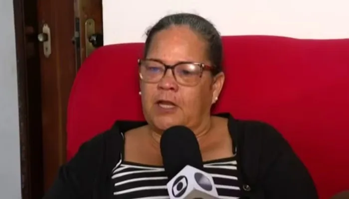 A mãe do sushiman desparecido há mais de um mês se emocionou a espera de resposta sobre o filho. — Foto: Reprodução/TV Bahia