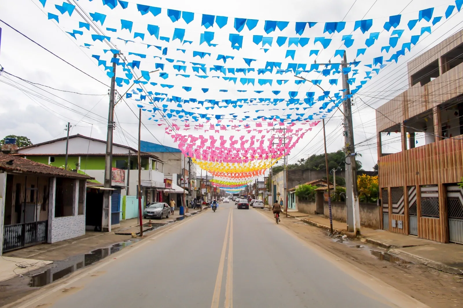 O colorido das bandeirolas já toma conta da Avenida Getúlio Vargas - Foto: Fala Genefax