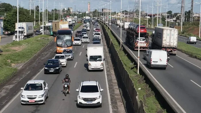 Saída de Salvador tem fluxo intenso na BR-324 - Foto: Reprodução