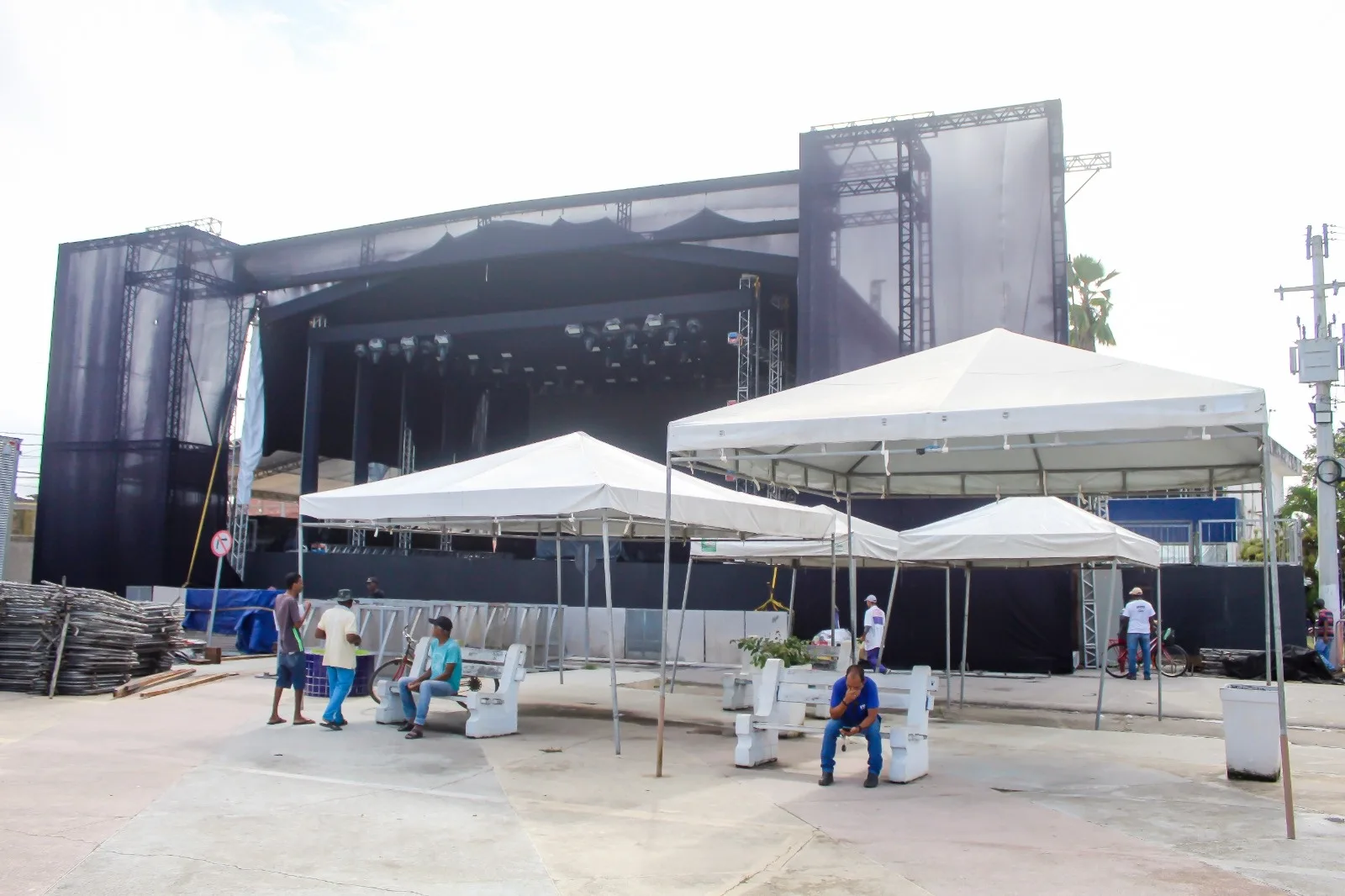 Montagem da estrutura para o evento na Praça Manoel Teixeira de Freitas - Foto: Fala Genefax