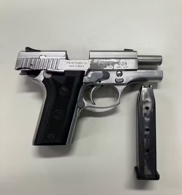 Com o homem foram apreendidos uma pistola calibre 380, carregador, munições, veículo, entre outros itens. — Foto: Divulgação/SSP-BA