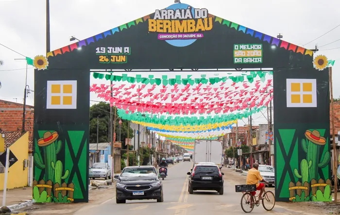 O colorido das bandeirolas já toma conta da Avenida Getúlio Vargas - Foto: Fala Genefax