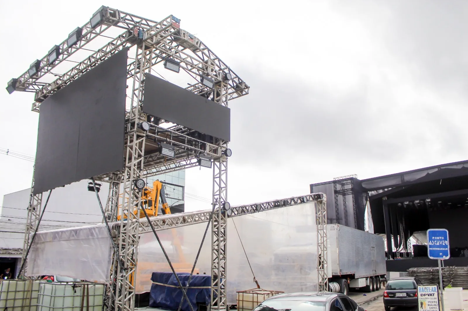 Montagem da estrutura para o evento na Praça Manoel Teixeira de Freitas - Foto: Fala Genefax